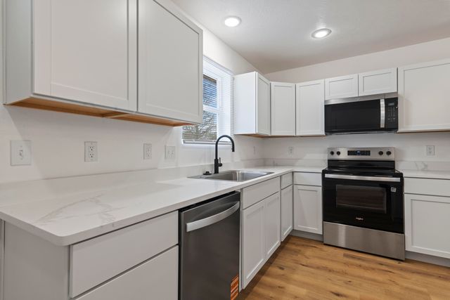 1110 S Hillcrest Avenue, Springfield, MO 65802