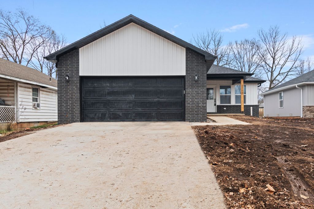 1110 S Hillcrest Avenue, Springfield, MO 65802