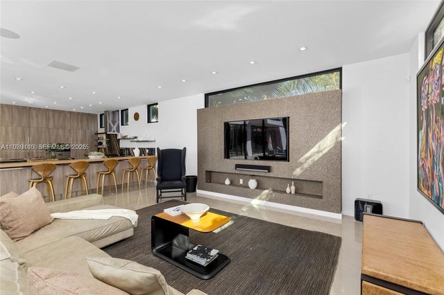 17050 NE 35th Ave, North Miami Beach, FL 33160