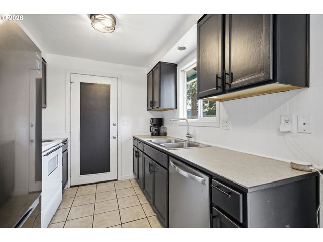 697 54TH St, Springfield, OR 97478