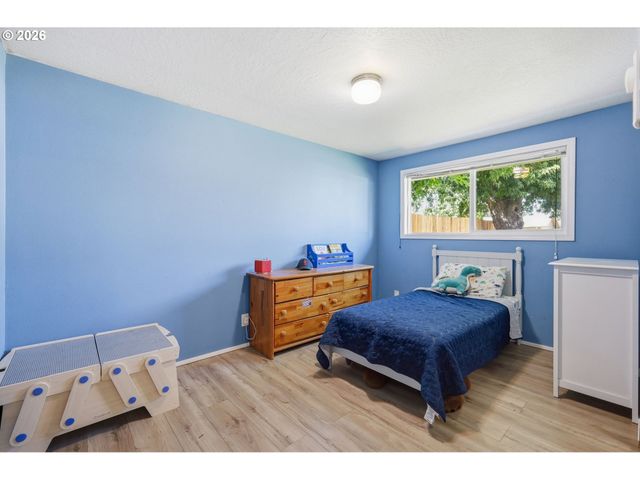 697 54TH St, Springfield, OR 97478