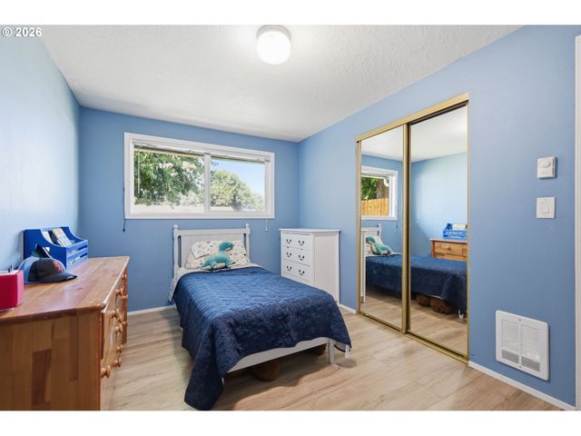 697 54TH St, Springfield, OR 97478