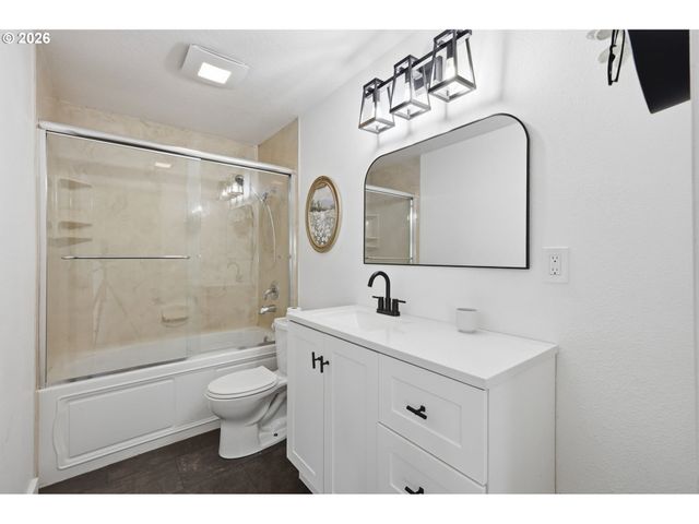 697 54TH St, Springfield, OR 97478