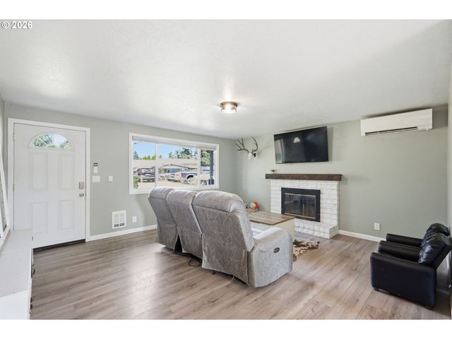 697 54TH St, Springfield, OR 97478