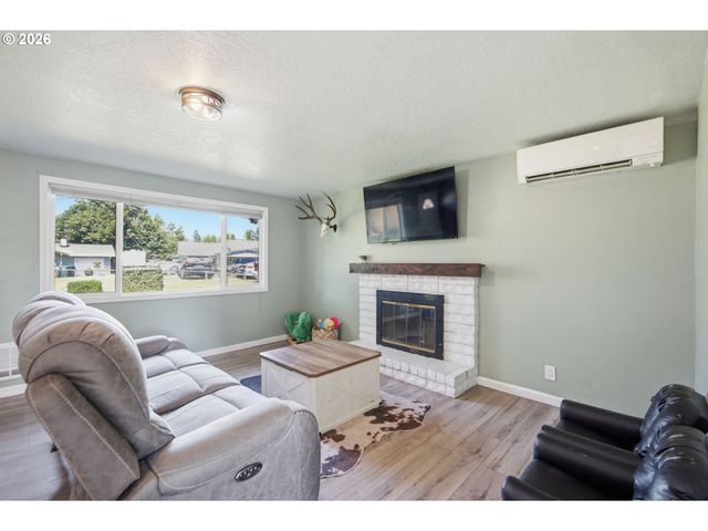 697 54TH St, Springfield, OR 97478