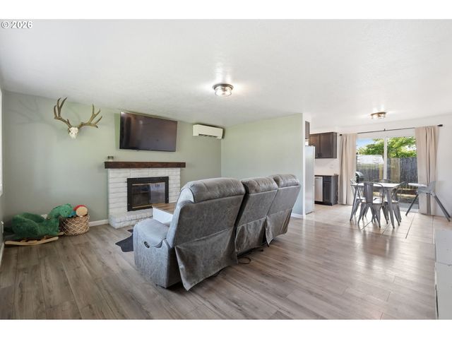 697 54TH St, Springfield, OR 97478