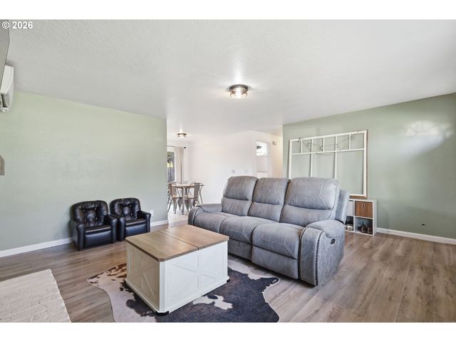 697 54TH St, Springfield, OR 97478