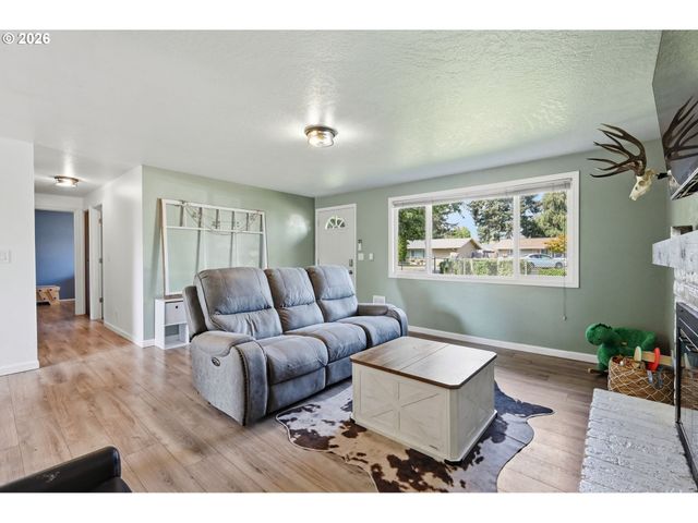 697 54TH St, Springfield, OR 97478