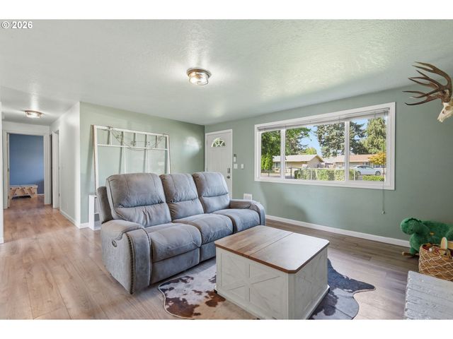 697 54TH St, Springfield, OR 97478