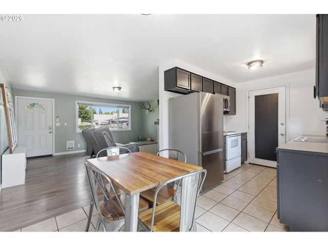 697 54TH St, Springfield, OR 97478