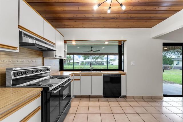 9454 Sterling Dr, Cutler Bay, FL 33157