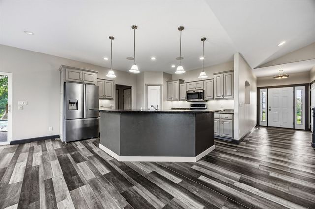 426 PRAIRIE VIEW DR, Fairfax, IA 52228
