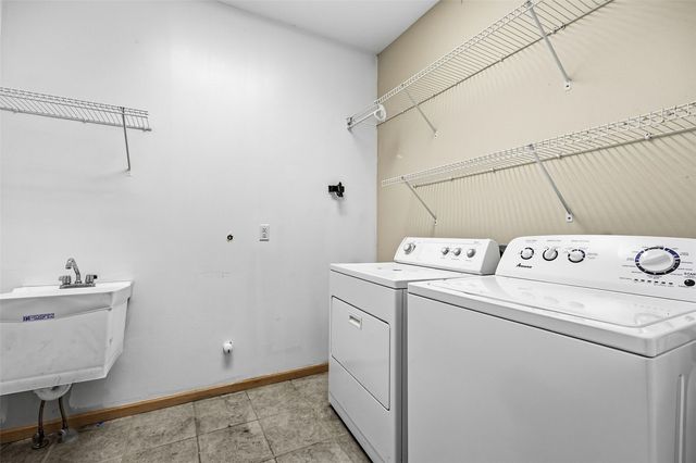 426 PRAIRIE VIEW DR, Fairfax, IA 52228