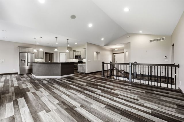 426 PRAIRIE VIEW DR, Fairfax, IA 52228