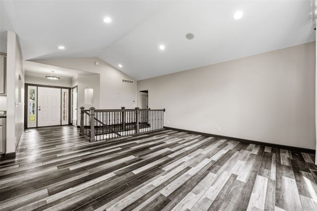 426 PRAIRIE VIEW DR, Fairfax, IA 52228