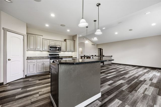 426 PRAIRIE VIEW DR, Fairfax, IA 52228