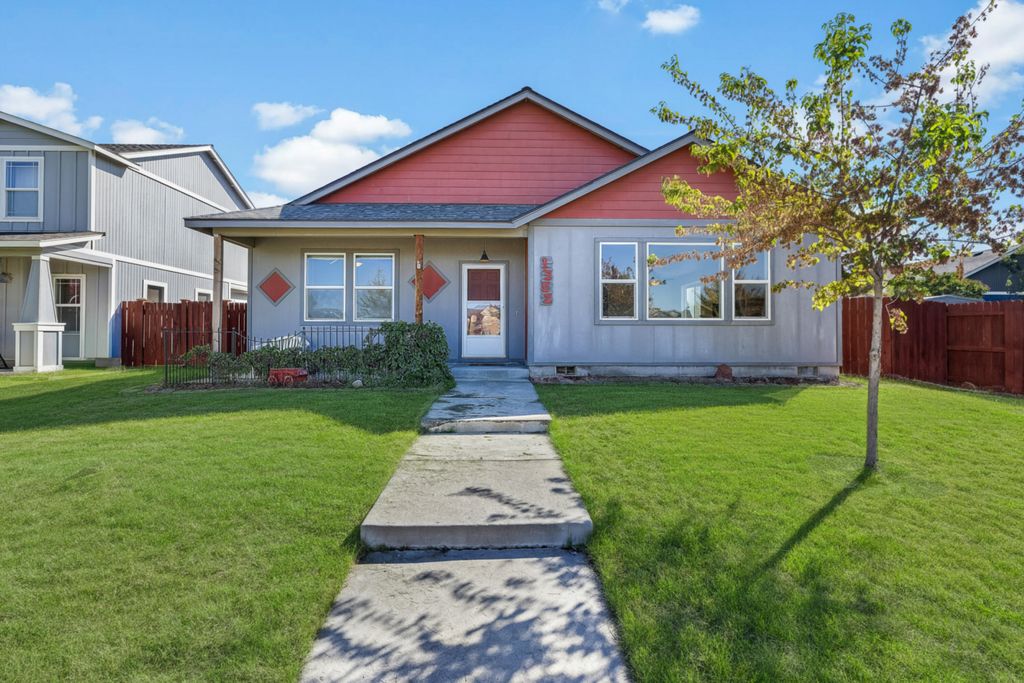 1352 SW 35th Street, Redmond, OR 97756