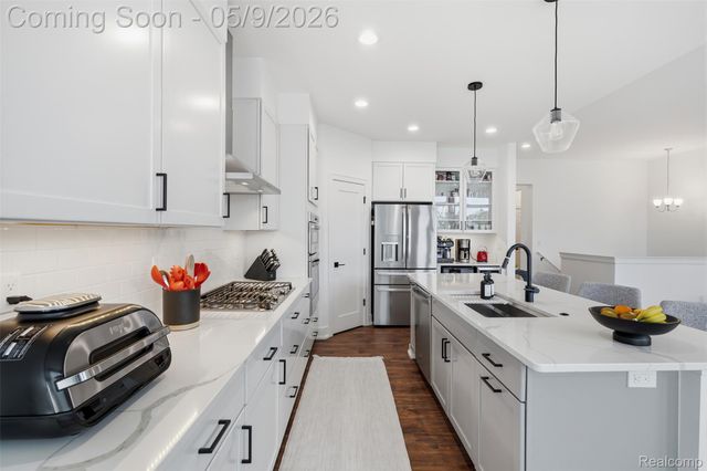 2556 Rosemond Ln, Rochester Hills, MI 48309