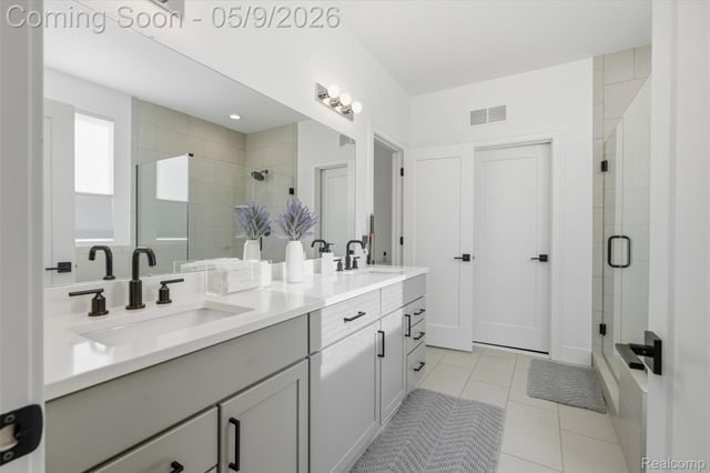 2556 Rosemond Ln, Rochester Hills, MI 48309
