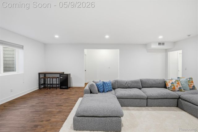 2556 Rosemond Ln, Rochester Hills, MI 48309