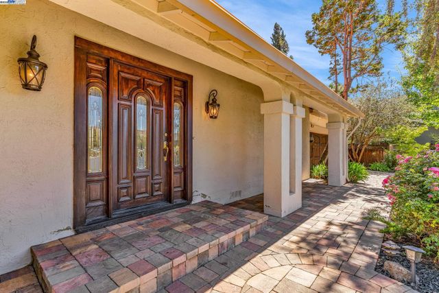 38 Barcelona Pl, Danville, CA 94526