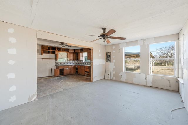 604 S Spears Street, Alvarado, TX 76009