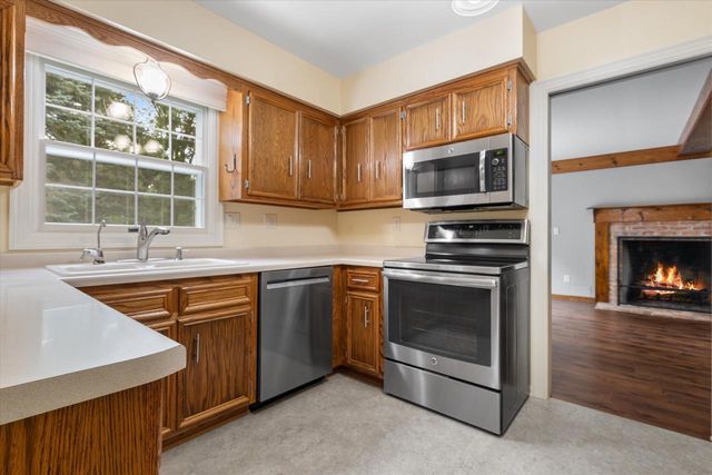 S38W27845 Merriwood COURT, Waukesha, WI 53189