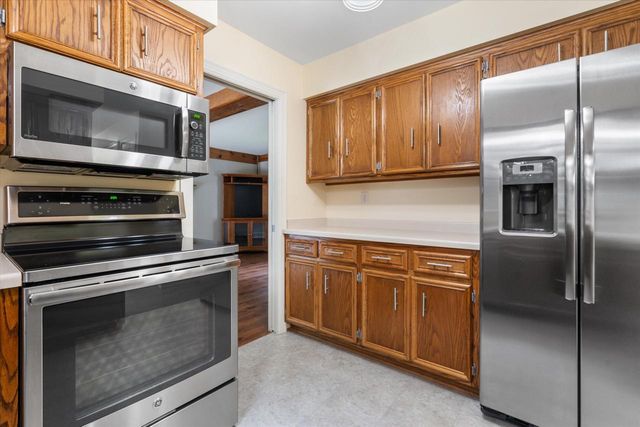 S38W27845 Merriwood COURT, Waukesha, WI 53189