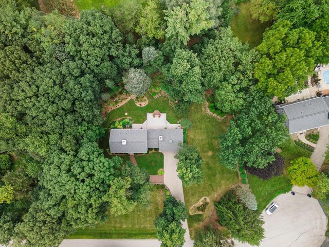 S38W27845 Merriwood COURT, Waukesha, WI 53189