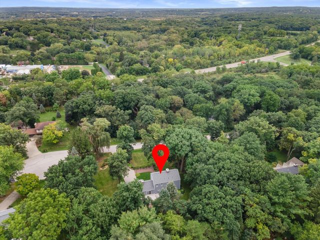 S38W27845 Merriwood COURT, Waukesha, WI 53189