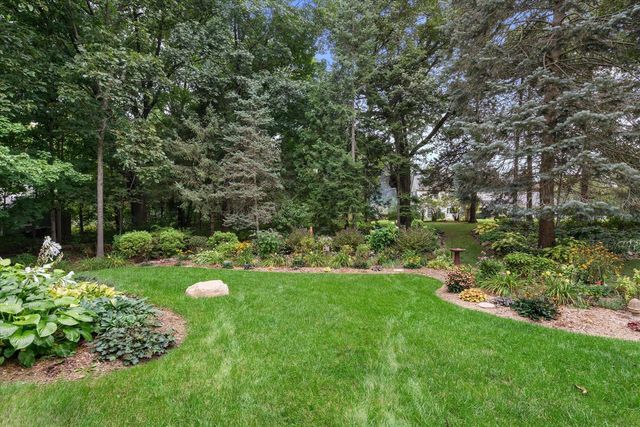 S38W27845 Merriwood COURT, Waukesha, WI 53189
