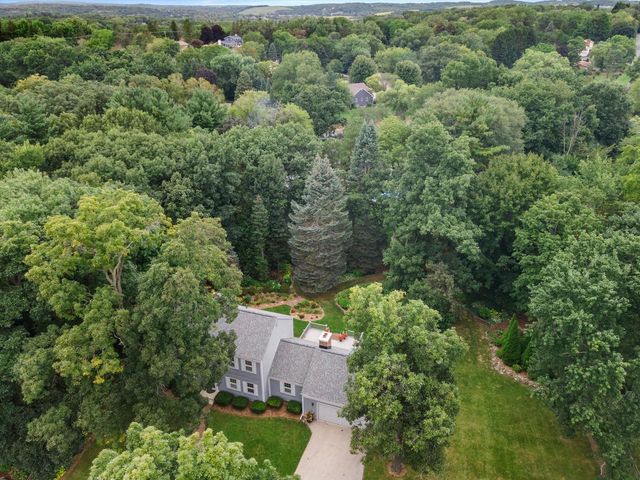 S38W27845 Merriwood COURT, Waukesha, WI 53189