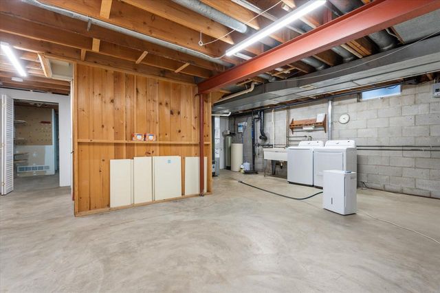 S38W27845 Merriwood COURT, Waukesha, WI 53189