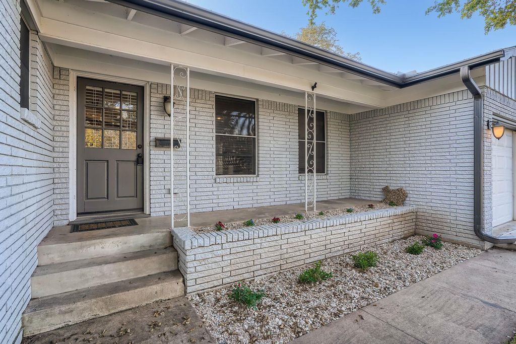210 College ST, Round Rock, TX 78664