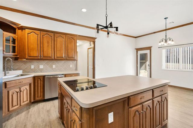 2124 Trailwood Road, Edmond, OK 73034