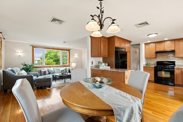 4 Eileen Rd, Peabody, MA 01960