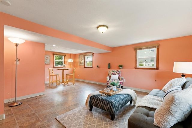 4 Eileen Rd, Peabody, MA 01960