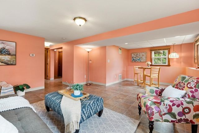 4 Eileen Rd, Peabody, MA 01960