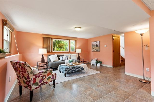 4 Eileen Rd, Peabody, MA 01960