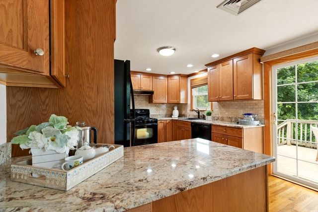 4 Eileen Rd, Peabody, MA 01960