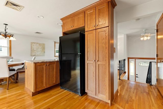 4 Eileen Rd, Peabody, MA 01960