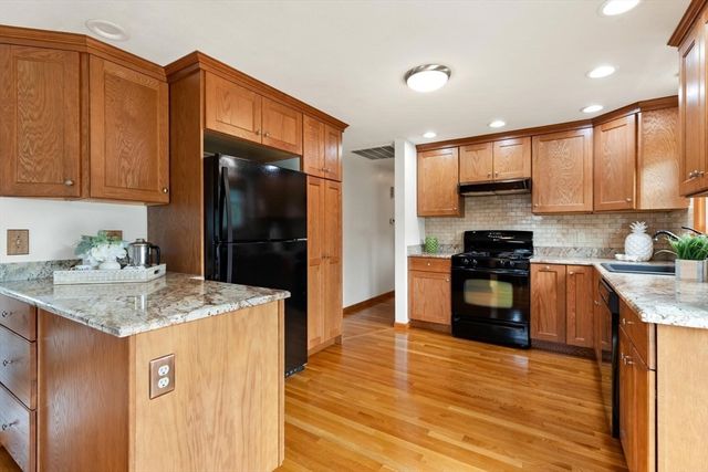 4 Eileen Rd, Peabody, MA 01960