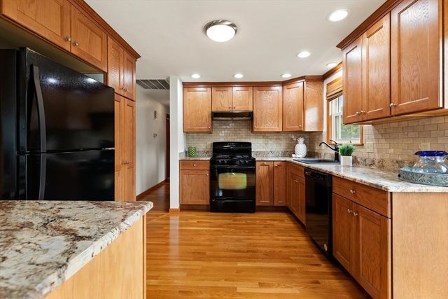 4 Eileen Rd, Peabody, MA 01960
