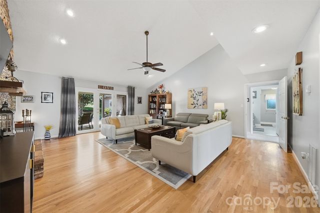 3650 Foxboro Lane NE, Hickory, NC 28601