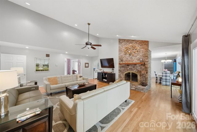 3650 Foxboro Lane NE, Hickory, NC 28601