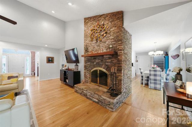 3650 Foxboro Lane NE, Hickory, NC 28601