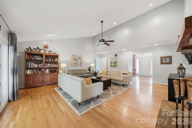 3650 Foxboro Lane NE, Hickory, NC 28601