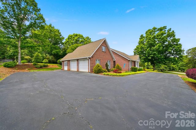 3650 Foxboro Lane NE, Hickory, NC 28601