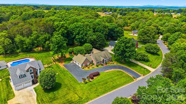 3650 Foxboro Lane NE, Hickory, NC 28601