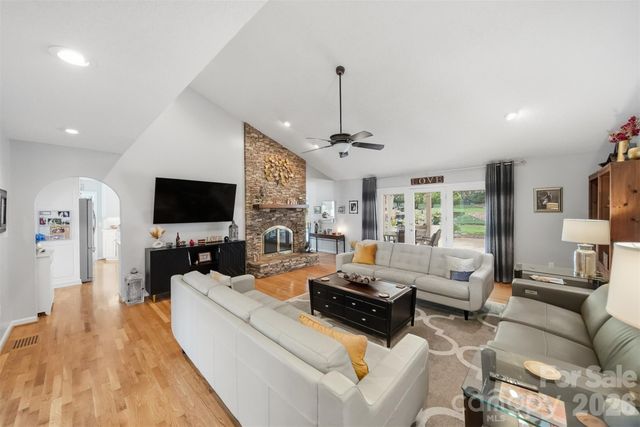 3650 Foxboro Lane NE, Hickory, NC 28601